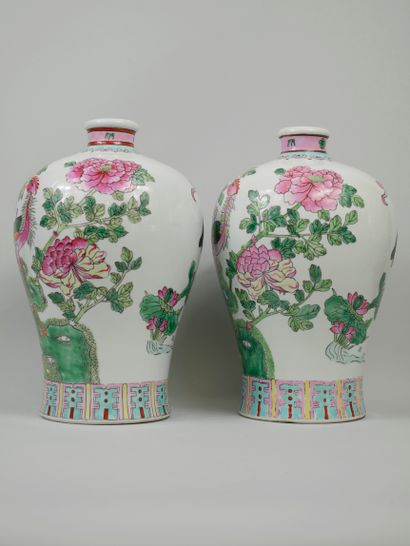 null CHINA, 20th century. Two vases decorated with birds and flowers. Apocryphal...