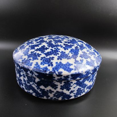 null Boîte ronde couverte en porcelaine bleu et blanc à décor floral. D 19cm. Chine....