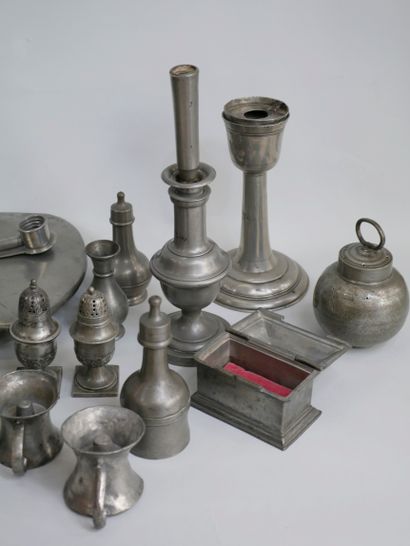 null Important lot of pewter including mugs of different sizes, dinnerware, clistère...