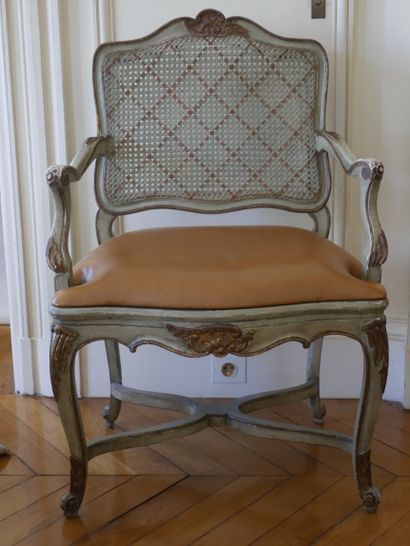 null Fauteuil à dossier à la reine, en bois mouluré, sculpté, laqué vert et rechampi...