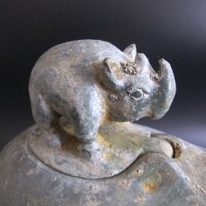 null Vase Zun en forme de Rhinocéros, son petit formant prise du couvercle. Bronze...