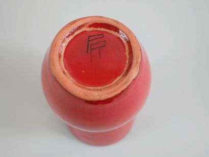 null Red glazed ceramic vase, monogrammed under the base PR. 19 x 11 cm.