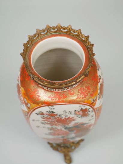 null JAPAN, early 20th century. Vase decorated with flowers and birds in reserves....