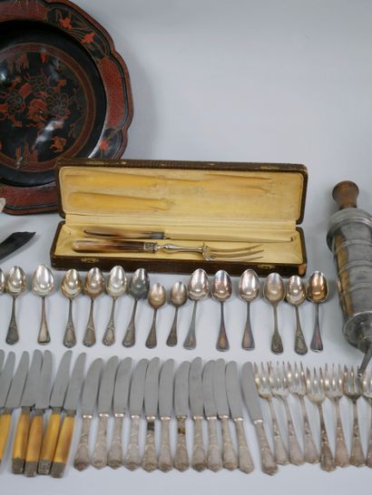 null Set of clistères, horn cutlery, Chinese decorated dish, bronze tripod pot, old...
