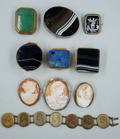 null Lot of five metal pillboxes, the lids in hard stones including agates. There...