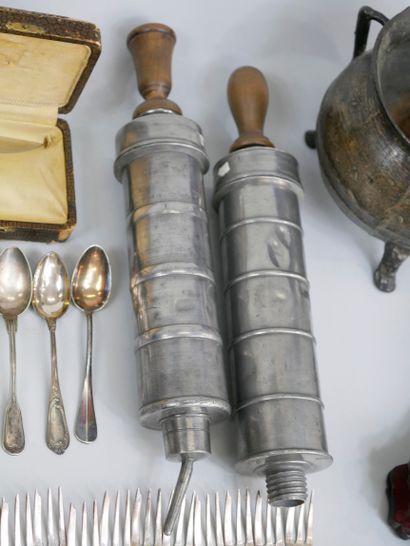 null Set of clistères, horn cutlery, Chinese decorated dish, bronze tripod pot, old...