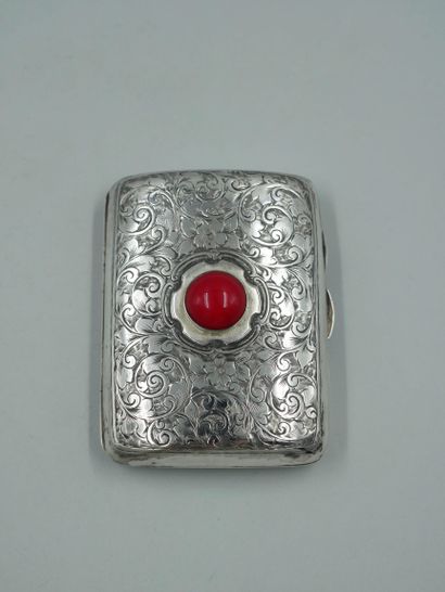 null Cigarette case in English silver with flowers and interlacing topped by a red...