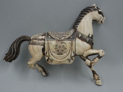 null Japon. XXè siècle. Paire de sculptures en ivoire ciselé représentant des chevaux...