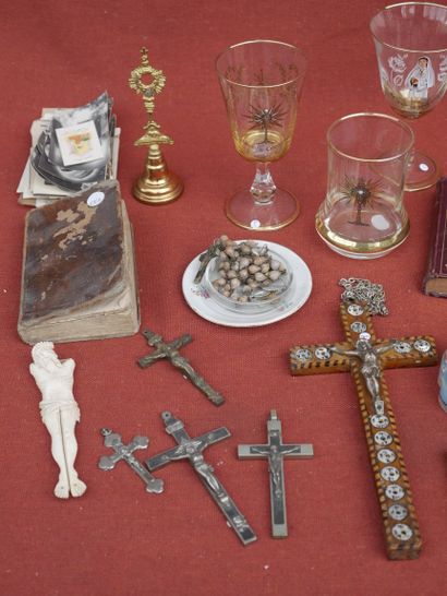null Lot of bondieuseries of which crucifix in wood and metal, presses papers, rosaries,...