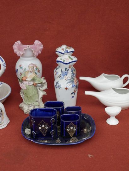null Lot de céramiques, comprenant vases balustres en porcelaine à décor émaillé...