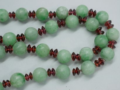 null Necklace jadeite of Burma and garnet. L :approx 40cm