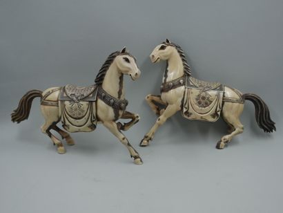 null Japon. XXè siècle. Paire de sculptures en ivoire ciselé représentant des chevaux...