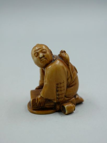 null JAPON. Lot de quatre Netsukés en ivoire sculpté polychrome à patine miel dont...