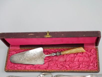 null Lot comprenant un couteau à fromage en argent de style Louis XV - Poids : 43gr....