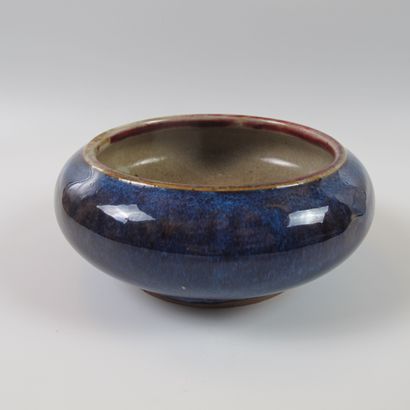 null Blue mauve glazed ceramic bowl with brushes. D 12cm. Imperial seal under the...