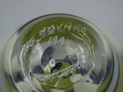 null NOVARO Jean-Claude (1943-2015), Vase ovoïde à large col ourlé. Epreuve en verre...
