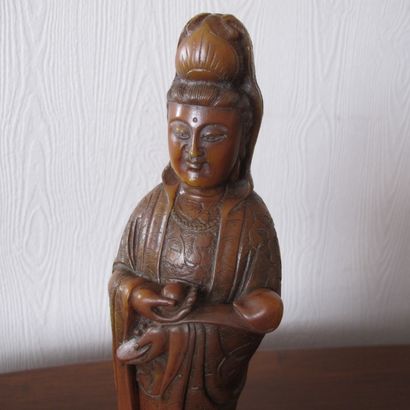 null Statuette of the standing Goddess GuanYin holding the RouYi sceptre. Amber soapstone...