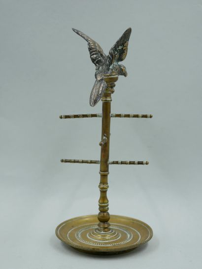 null Brass ring holder decorated with a bird of prey. Height 16cm. (Accidents)