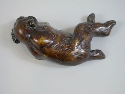 null Japon. Période MEIJI (1868-1912). Okimono en bronze à patine brune représentant...