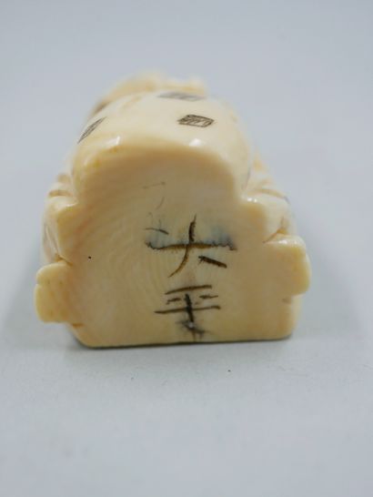 null Lot of four polychrome engraved ivory Netsuke including a witch with a swivelling...