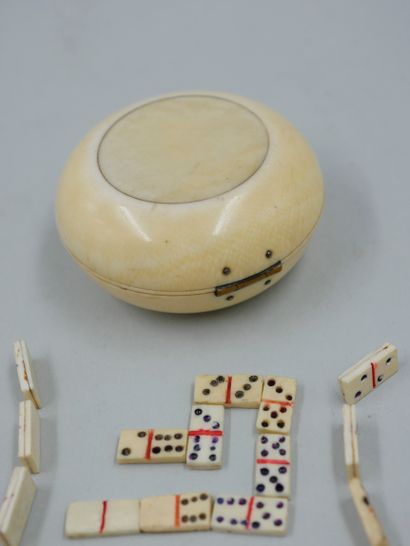 null Round bone box containing two dice and miniature bone domino pieces. Diam 6...