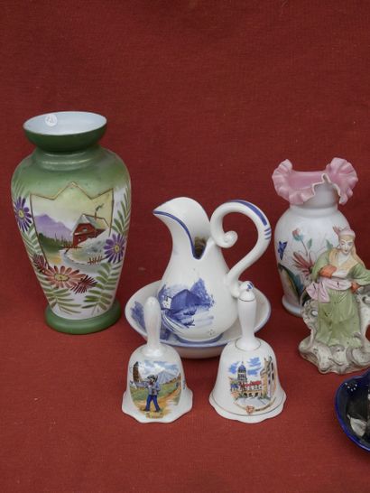 null Lot of ceramics, including porcelain vases with enamelled decoration of landscapes,...