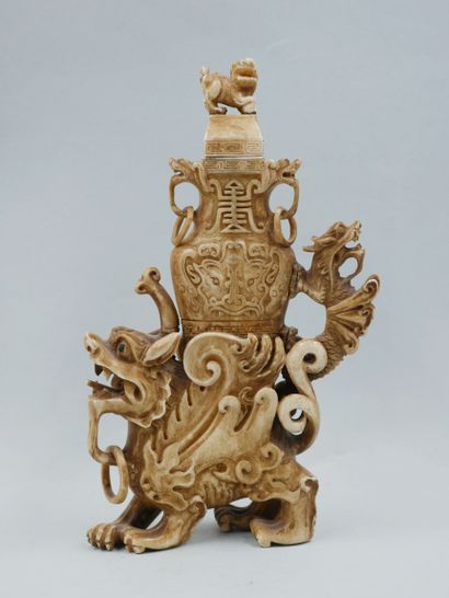 null ASIA, 20th century. Lot including a hunter and his dog (Japan). Resin. Height:...