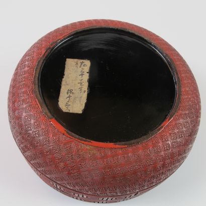 null Circular box made of finely carved cinnabar lacquer. D 17cm. H 7.5cm. Lid decorated...