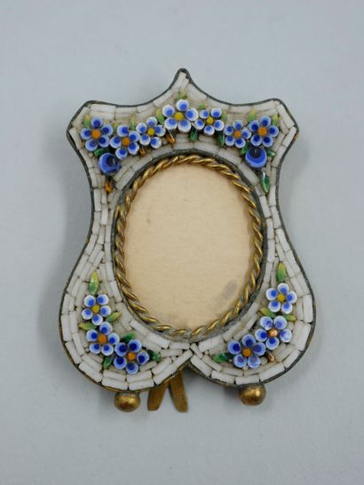 null Lot of picture frames, one of them in metal with rhinestones and an openwork...