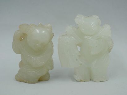 null Two carved jade netsuke representing two workers. Height 4,5 and 5cm.