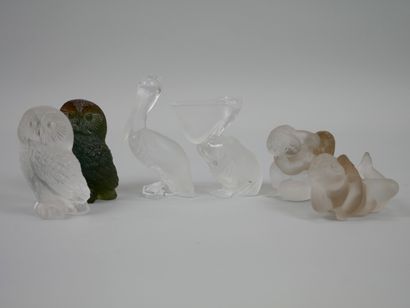 null Lot including a pair of owls in pâte de verre (8,5cm high) and crystal, a pair...