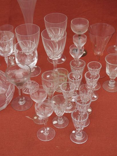 null Important lot of glassware: water glasses, wine glasses, liqueur glasses, champagne...