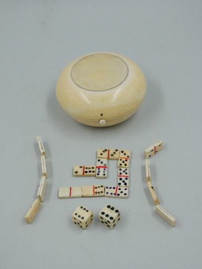 null Boîte ronde en os contenant deux dés et des pions de domino miniatures en os....