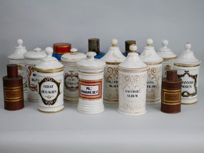 null Lot comprenant 10 pots à pharmacie en porcelaine émaillée à décor de cartouches...