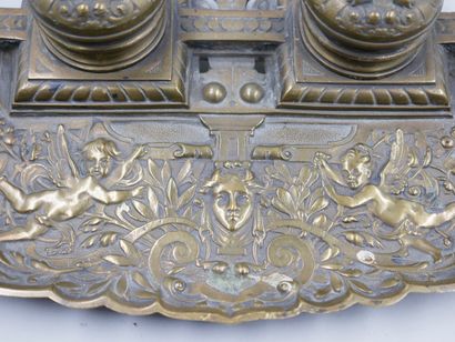 null Encrier en bronze doré de style Louis XIV à décor de cuirs découpés, angelots...