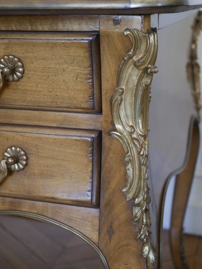 null Large Louis XV style flat desk in veneer, opening with five drawers in the belt,...