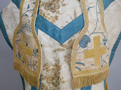 null Chasuble of violin shape in beige and blue satin, with embroidered decoration...