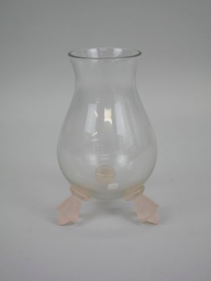 null DAUM FRANCE. Vase en cristal incolore à piètement tripode en pâte de verre en...