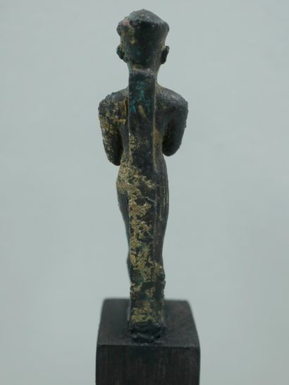 null Pharaon en dévotion, une statuette de la déesse Maat dans les mains. Bronze...