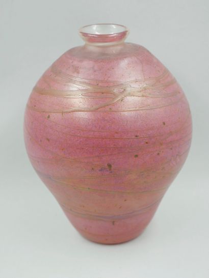 null NOVARO Jean-Claude (1943-2015). Vase en verre à dominante rose, soufflé et irisé...