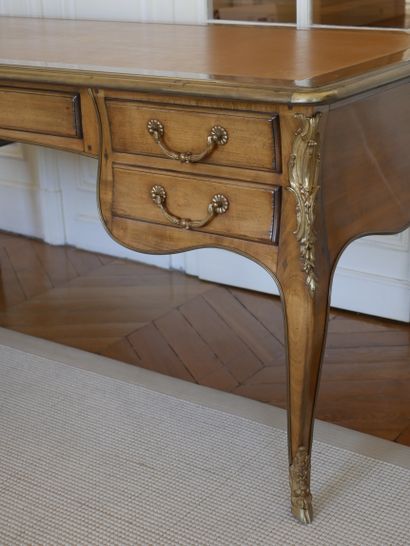 null Large Louis XV style flat desk in veneer, opening with five drawers in the belt,...