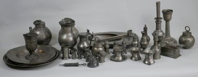 null Important lot of pewter including mugs of different sizes, dinnerware, clistère...