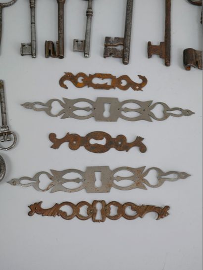 null Lot de ferronerie comprenant des clefs et serrures anciennes en métal et bronze....