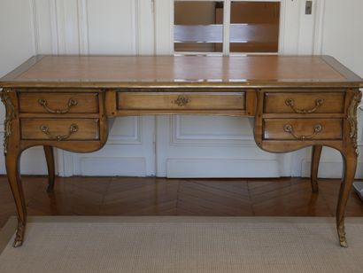 null Large Louis XV style flat desk in veneer, opening with five drawers in the belt,...