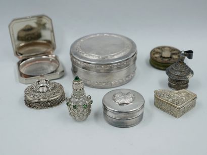 null Lot including two silver boxes, one in the shape of a piano. Weight: 39gr. Four...