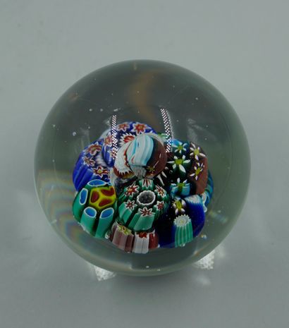 null Presse-papier millefiori, en verre de Murano. Diam 8cm