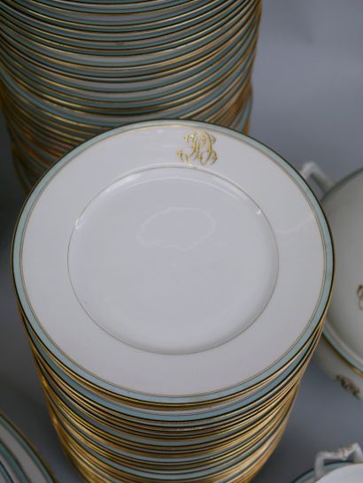 null 
Service de table en porcelaine blanche de LIMOGES monogrammé et à filet doré...
