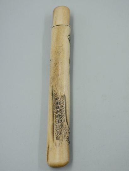null Carved bone in the state. Minor damages and miscellaneous. L:19,5cm