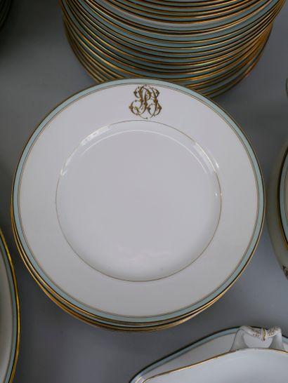 null 
Service de table en porcelaine blanche de LIMOGES monogrammé et à filet doré...
