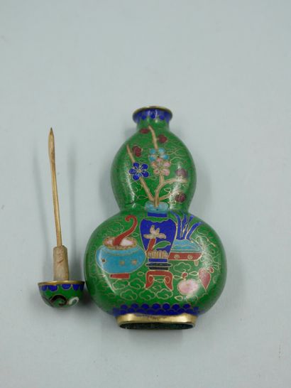 null CHINA. Two snuffboxes in cloisonné bronze and polychrome enamels decorated with...